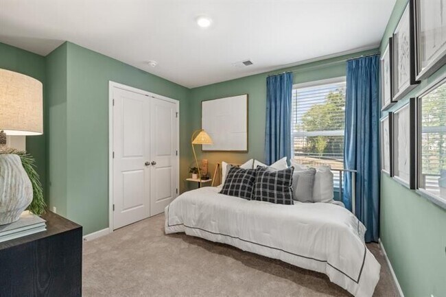 Building Photo - 465 Madison Lakeview Dr
