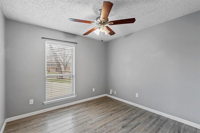 Building Photo - 2909 Lake Park Dr