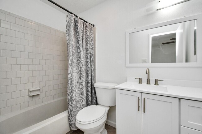 Building Photo - 10855 Meadowglen Ln