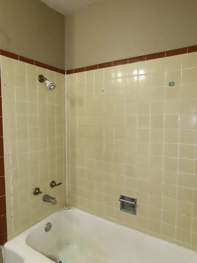 Building Photo - Lindale ISD, Spacious 3 Bedroom, 1 Bath House