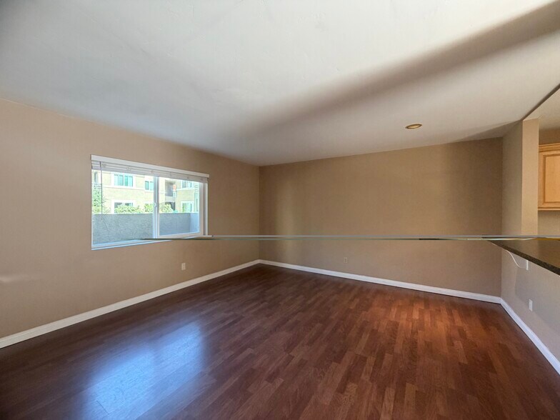 Building Photo - 7545 Charmant Dr