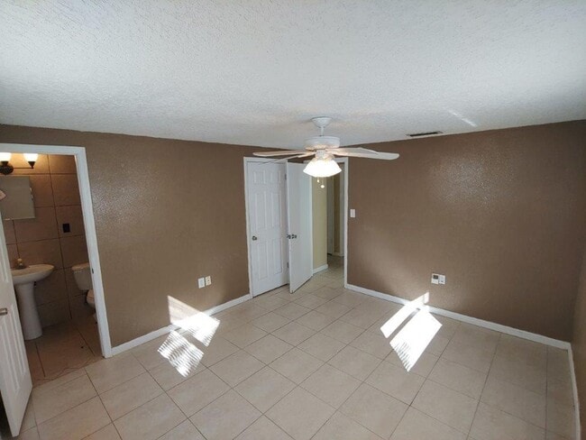 Building Photo - Gorgeous 3/2/1 1200 Sq. Ft. with fenced ya...
