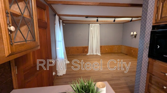 Building Photo - 512-512 1/2 W 10th St