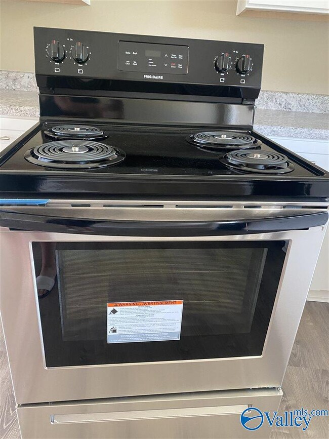 Building Photo - 223 Fern Bank Dr