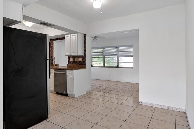 Building Photo - 1049 NW 30th Ct