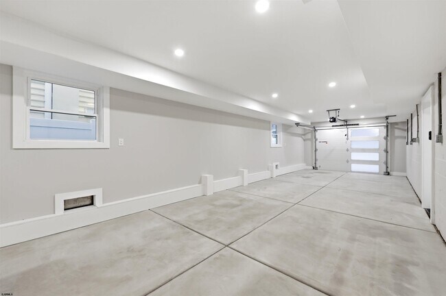 Building Photo - 105 S Stratford Ave