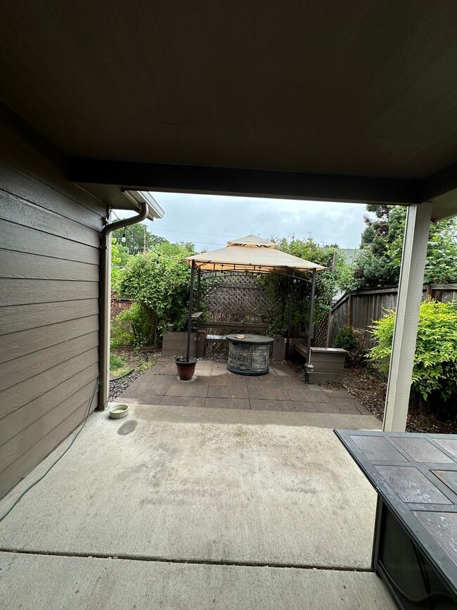 Building Photo - Very Nice 3 Bed 2 Bath Home With Vinyl Pla...