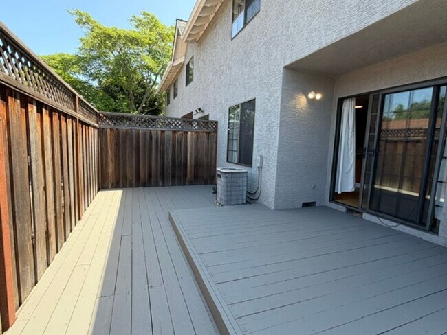 Building Photo - End unit in quiet Campbell location!