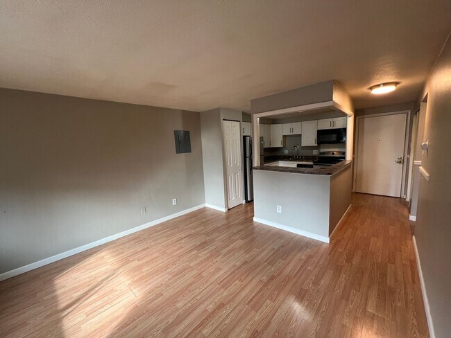 Building Photo - 1 Bedroom 1 Bathroom Apartment in East Denver