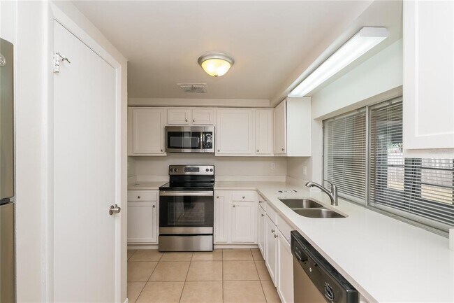 Building Photo - 3205 Moog Rd