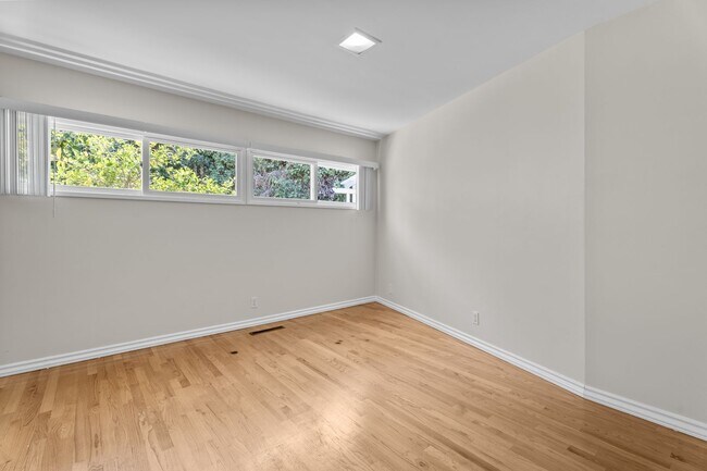 Building Photo - 17 Stallion Rd