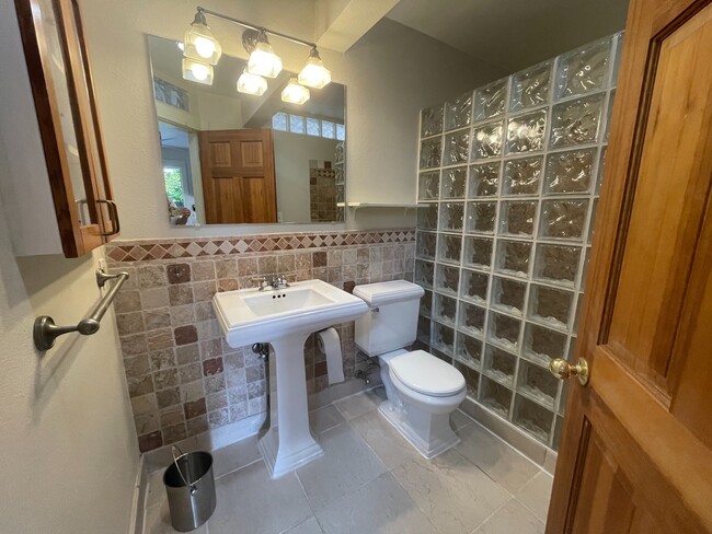 Unit B Updated bathroom - 1544 9th St