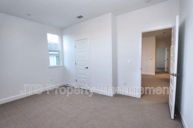 Building Photo - 3349 Hedgerow Ct