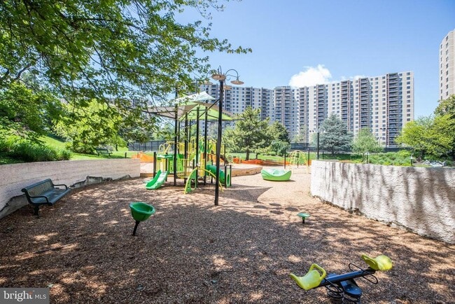 Building Photo - 307 Yoakum Pkwy