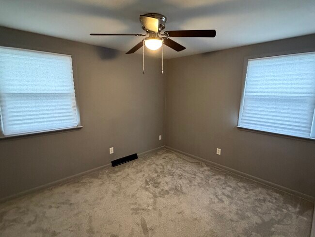 Building Photo - 152 Clover Ridge Dr