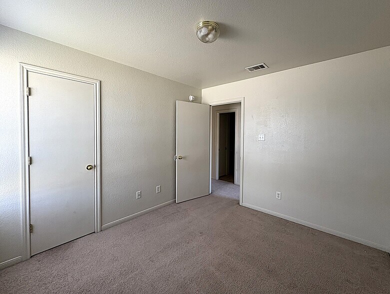 Building Photo - 509 Primrose Dr
