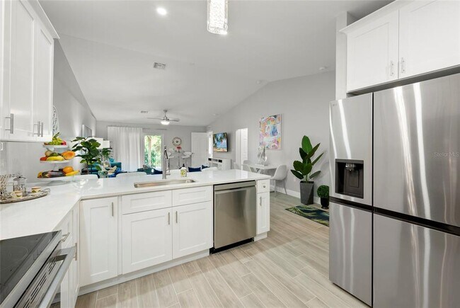 Building Photo - 2100 Como St