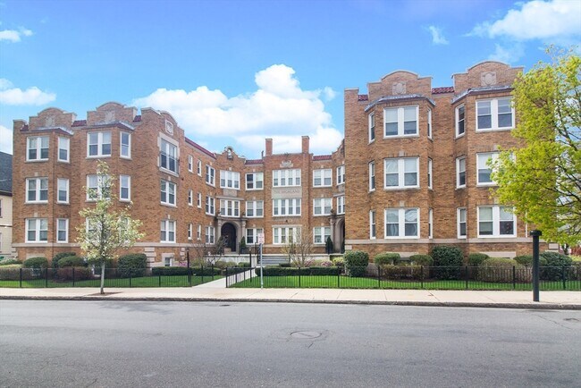 Building Photo - 170 Maple St