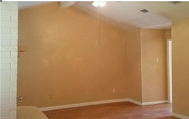 Building Photo - 323 Kingsport St