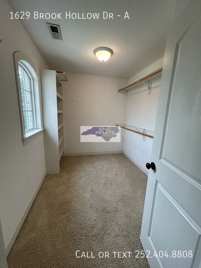 Building Photo - 1629 Brook Hollow Dr