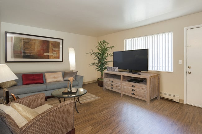 Building Photo - Hilltop at Valley Hi