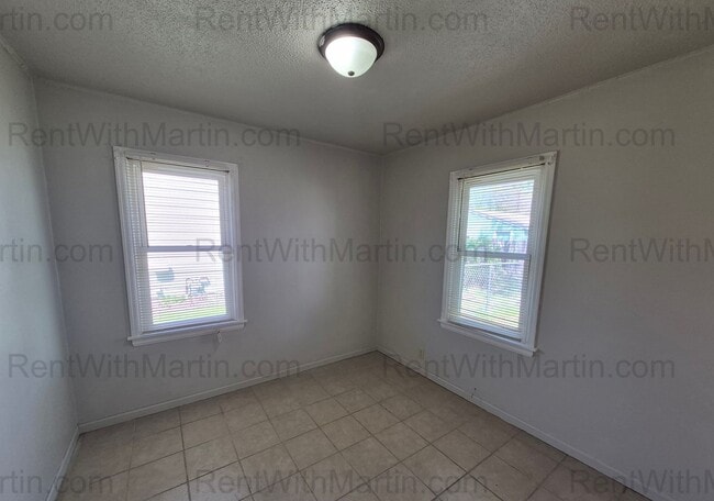 Building Photo - FOR RENT- 2 bedrooms on Ackermant! Pets Ok!
