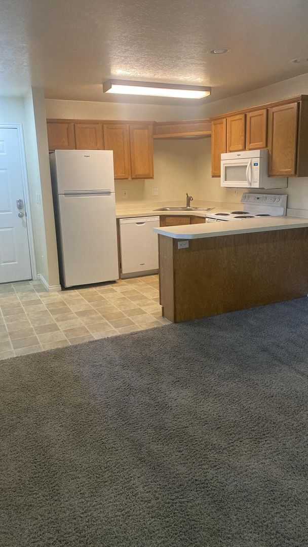 Building Photo - One Bedroom near Utah Valley Hospital, Provo Recreation Center, and BYU!