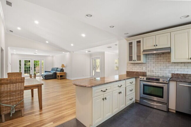 Building Photo - BEAUTIFUL Home For Rent in Lakewood Estates!