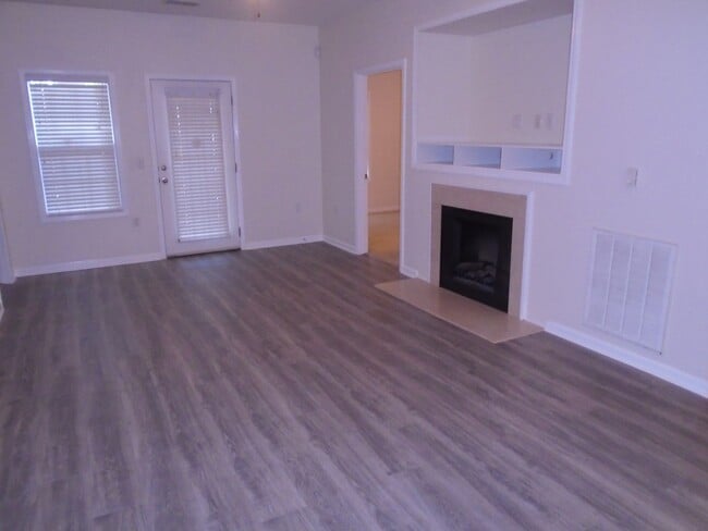 Building Photo - 635 Marshtree Ln