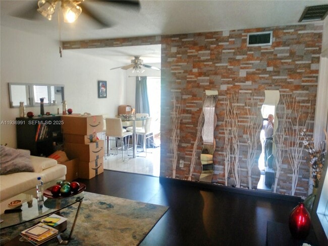 Building Photo - 609 NE 13th Ave