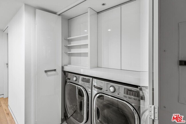 Building Photo - 13700 Marina Pointe Dr