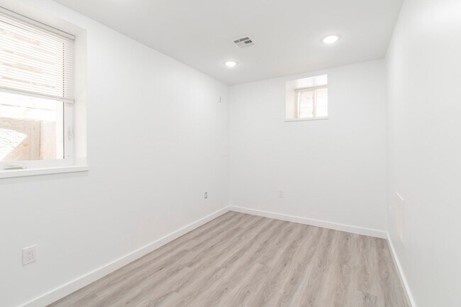 Building Photo - New! Renovated & Modern Apartment