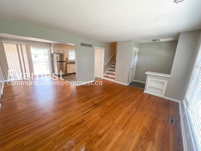 Building Photo - 3 Bed, 2 Bath Home with Fenced Yard & Garage / Pet-Friendly / Vouchers Accepted / Available Now!
