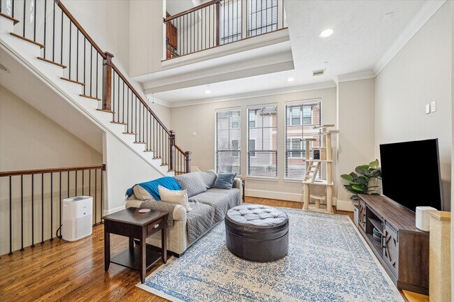 Building Photo - 1046 W 23rd St