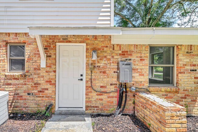 Building Photo - Newly Renovated 3 Bed / 2.5 Bath with Doub...