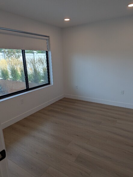 Building Photo - 44 W Iko Ave