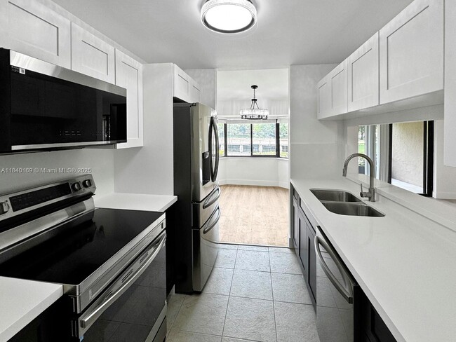 Building Photo - 9348 Chelsea Dr S