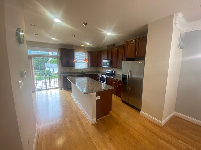 Building Photo - 10 Meridian Ln