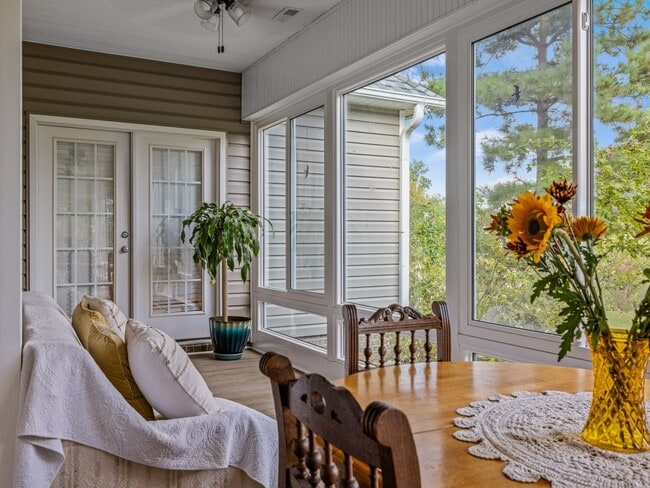 Building Photo - Beauty by the Water!