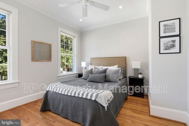 Building Photo - 431 Manor Pl NW
