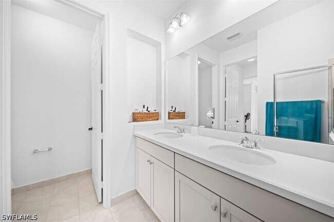 Building Photo - 5535 Useppa Dr