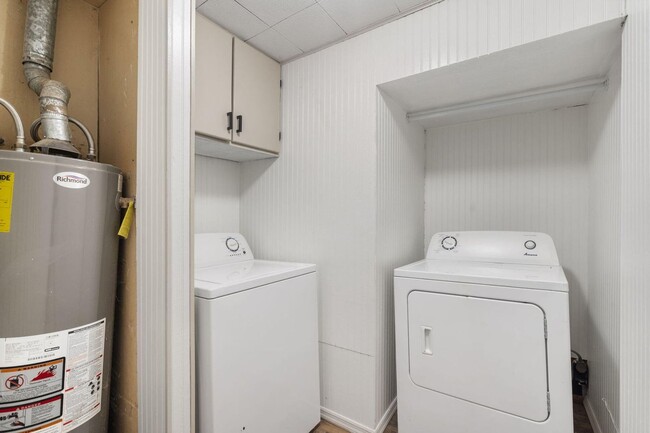 Building Photo - REMODELED 3 Bed | 1 bath | FENCED IN YARD ...