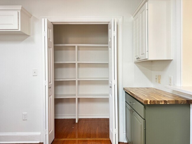 Building Photo - 627 W 2nd St