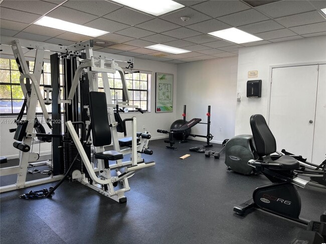 Building Photo - 350 Palm Cir W