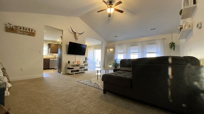 Building Photo - Gorgeous 3 Bedroom, 2 Bathroom Home in Woodridge Estates