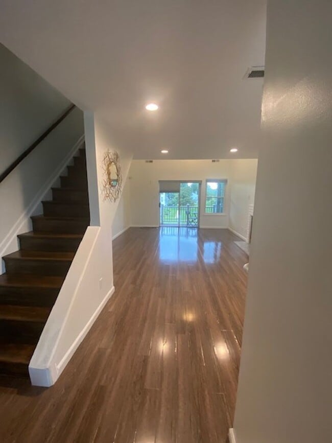 Building Photo - Two Bedroom Three Bathroom Condo in Holland