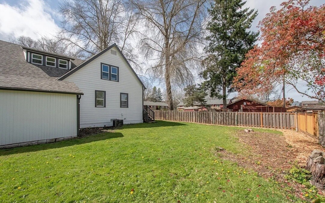Personal Spacious Yard - 2285 SW Briggs Rd
