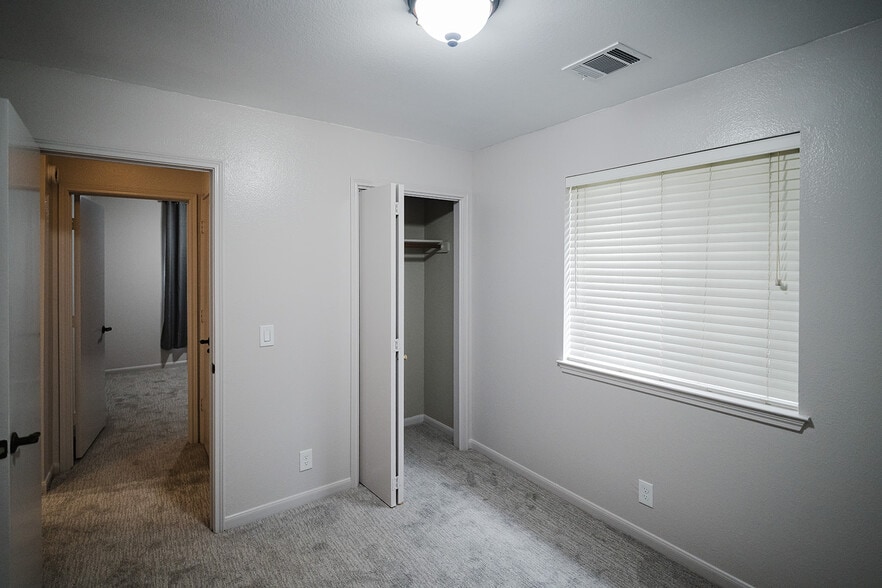Building Photo - 810 Faircrest Dr