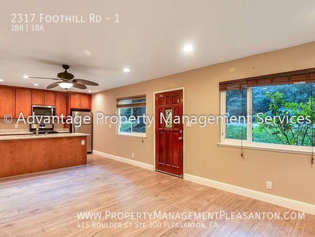 Building Photo - Updated 2 Bed, 1 Bath, 798 sq. ft. Condo l...