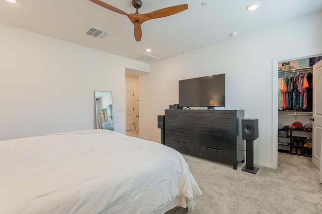 Building Photo - 2629 S Equestrian Dr
